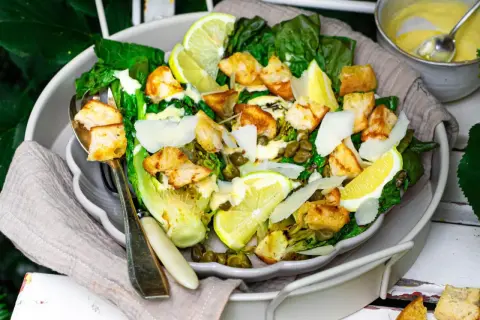 Frischer Salat mit gegrillten Croutons, Kapern und Parmesan – perfekte salate zum grillen. Dazu eine cremige Sauce.