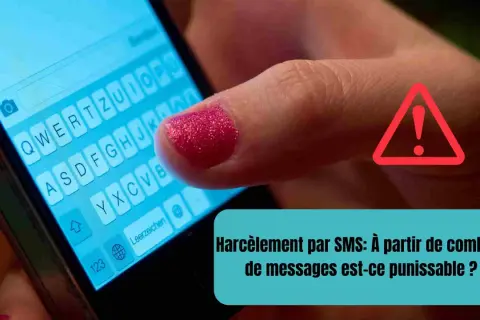 Main d'une personne tapant sur un clavier de smartphone. Un panneau d'avertissement rouge et un texte sur le harcèlement par SMS sont visibles.