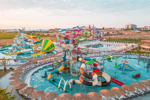 Kolorowy park wodny, pełen zjeżdżalni i basenów, to prawdziwy **dream fun world** dla całej rodziny.
