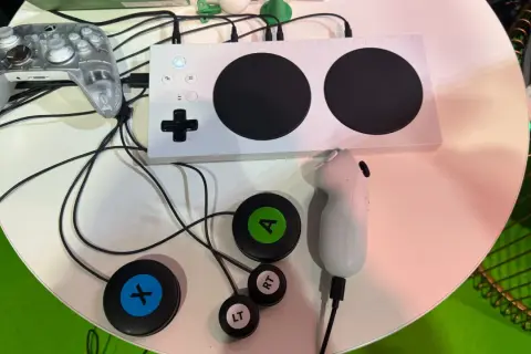 Manette Xbox Adaptive Controller et accessoires pour jeux pour aveugle gratuit.