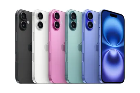 Pięć telefonów iPhone 16 w kolorach: czarnym, białym, różowym, miętowym i fioletowym.