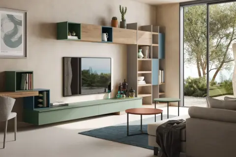 Moderna parete attrezzata fai da te con vani a giorno verdi e blu, mensole in legno e un mobile TV sospeso.