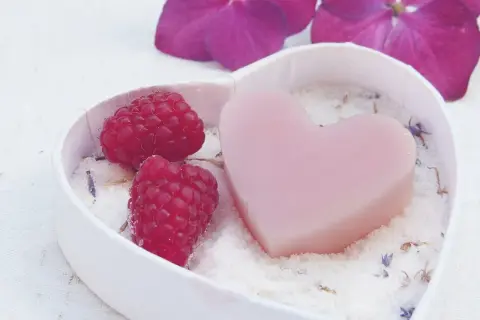 Serce z różowej mydła, maliny i kąpielowa sól z dodatkiem caprylic/capric triglyceride.