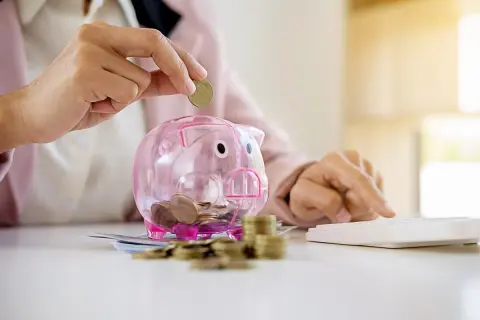 Oszczędzanie w skarbonce i liczenie na kalkulatorze, by poradzić sobie z inflacją w Polsce.