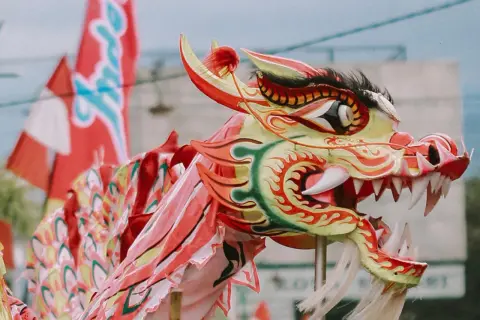 Dragón colorido en celebración del año nuevo chino en Zaragoza.