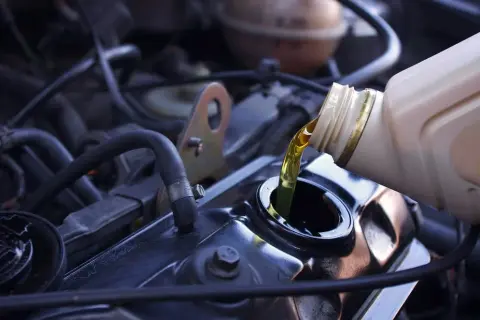Jaki olej do Renault Clio 3 1.2 benzyna, aby uniknąć kosztownych napraw?
