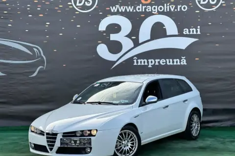 Białe Alfa Romeo 159 1.9 JTD kombi na tle baneru z napisem "30 ani împreună".