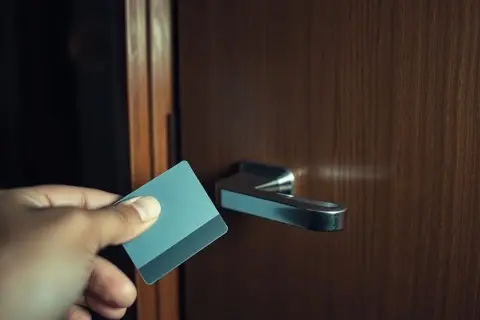 Zamek na kartę w hotelu: jak bezpiecznie zamknąć pokój od środka?