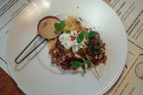 Gdzie zjeść w Przemyślu? Odkryj najlepsze restauracje i smaki