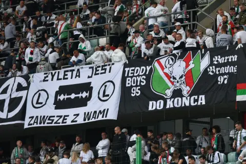 Fani Legii Warszawa, w tym grupa "Barra Bravas 97", z transparentami "Żyleta jest zawsze z wami" i "Teddy Boys 95".