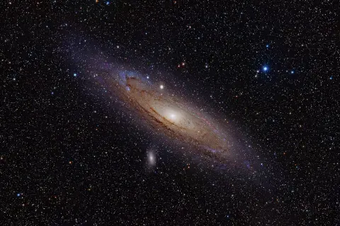 Andromedagalaxen, en spiralgalax, lyser upp natten. Hur långt bort ligger andromedagalaxen? Miljontals ljusår.
