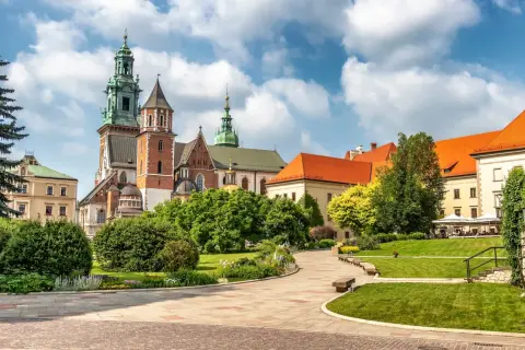 Wawel cennik: malowniczy widok na zamek i katedrę z zielonymi ogrodami i brukowanymi alejkami.