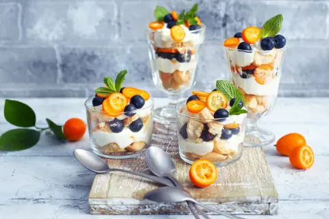 Erfrischendes Sommer Dessert mit Beeren und Kumquats, perfekt für die Grillparty.