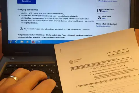 Zamelduj się online, nawet bez odbioru dokumentów. Na ekranie laptopa formularz zgłoszenia pobytu stałego.