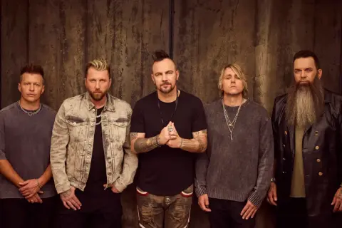 Zespół Three Days Grace Polska w komplecie, gotowy na koncert.