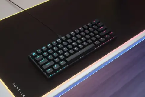 Teclado mecánico compacto con retroiluminación RGB, ideal para gaming. ¡Descubre teclados para el móvil gratis y mejora tu experiencia!