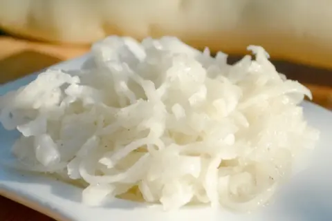 Frischer Rettichsalat, perfekt für ein leichtes und gesundes rettichsalat rezept.