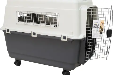 Grande cage de transport pour chien XXL, homologuée IATA, avec roulettes et porte métallique. Idéale pour les voyages de votre compagnon.