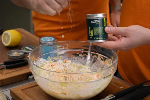 Frischer Coleslaw wird mit einer Gewürzmischung verfeinert. Ein perfektes coleslaw rezept für Grillpartys.