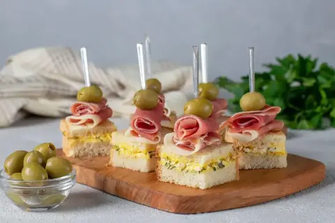 Mini kanapeczki z szynką, jajkiem i oliwkami – idealne, tanie przekąski na imprezę.