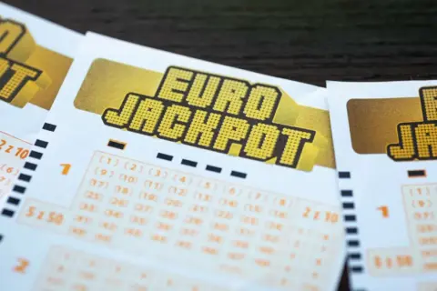 Kupony Eurojackpot leżą obok siebie. Dowiedz się, jak sprawdzić kupon Eurojackpot i czy wygrałeś!