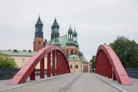 Most znany jako "Most Jordana" z czerwonymi łukami, prowadzący do Katedry Poznańskiej. Jedna z pięknych poznańskich atrakcji.