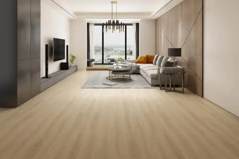 Amplio salón moderno con suelo laminado spc de madera clara, sofá gris, mesa de centro y gran ventanal.