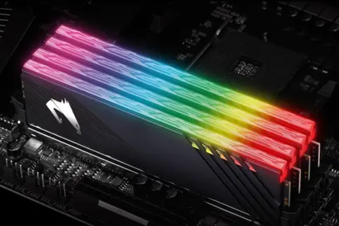 Cztery moduły pamięci RAM z podświetleniem RGB, zamontowane na płycie głównej. Szybka pamięć wewnętrzna w akcji.
