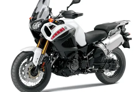 Biały motocykl Yamaha Super Tenere 1200 z czarnym siedzeniem i akcentami w kolorze czerwonym. Gotowy na przygodę!