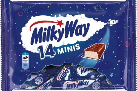 Opakowanie 14 batoników Milky Way minis. Jeden batonik to 68 kcal. Kosmiczny motyw z rakietą i planetami.