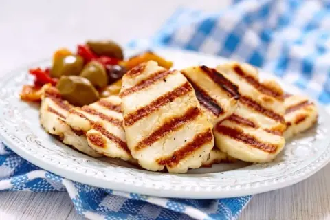 Jak grillować ser halloumi na patelni, aby uniknąć twardości?