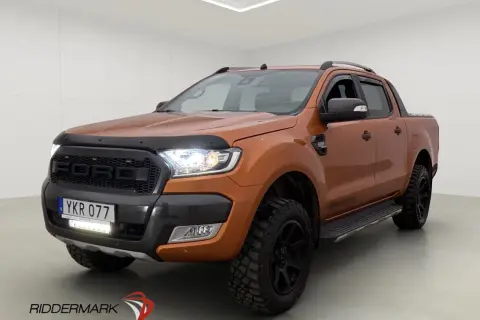 Orange Ford Ranger Wildtrak med extraljus och svarta fälgar. Inga problem med denna bil, redo för äventyr!