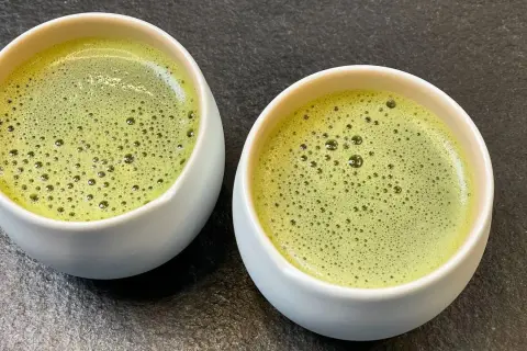 Perfekcyjna matcha: Jak parzyć, by nie była gorzka? Kompletny poradnik
