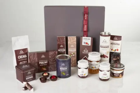 Zestaw produktów tradycyjnych Bacówka: kawa, praliny, czekolady, herbaty, miody, dżemy, syrop, pasztet i kabanosy.