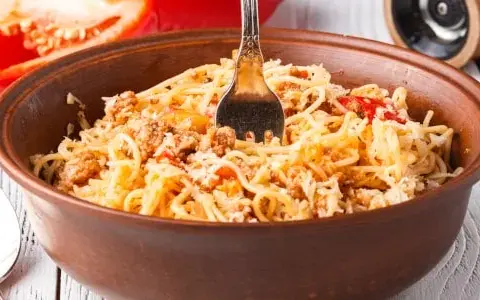 Spaghetti z makaronem ryżowym: Smaczna i lekka alternatywa bez glutenu