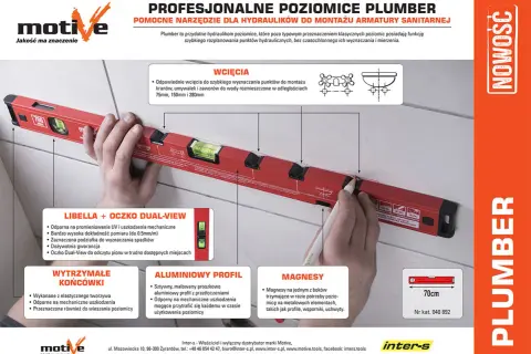 Dłoń trzymająca czerwoną poziomicę z bańkami poziomującymi, zaznaczająca linię ołówkiem.