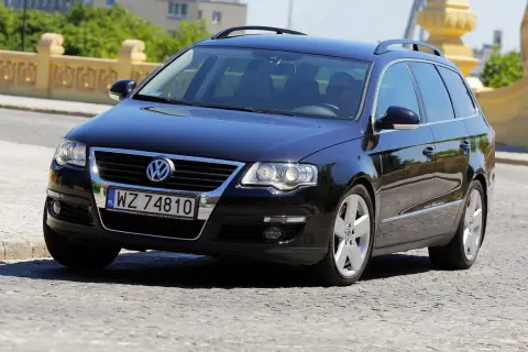 Czarny Passat B6 2.0 TDI 140KM na polskich tablicach WZ 74810, porusza się po brukowanej drodze.