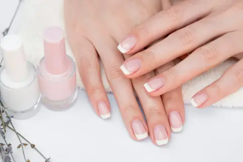 Ile kosztuje french manicure u kosmetyczki? Ceny, które zaskakują