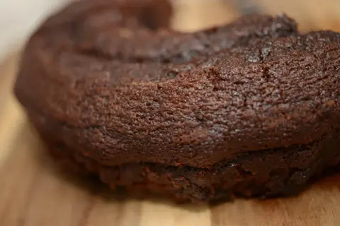 En saftig chokladkaka med kakao, perfekt för fikat.