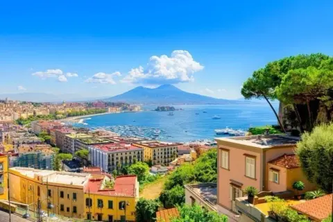 Vue panoramique de Naples avec le Vésuve en arrière-plan, un endroit idéal pour visiter Naples.