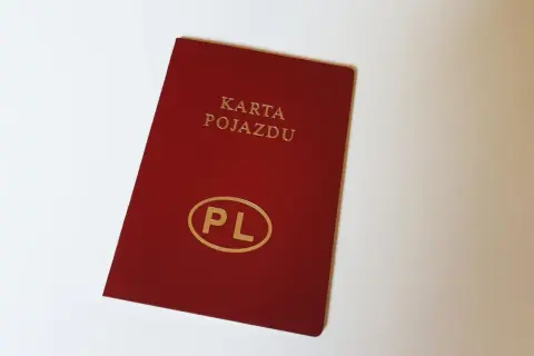 Czerwona karta pojazdu z napisem "KARTA POJAZDU" i symbolem "PL".