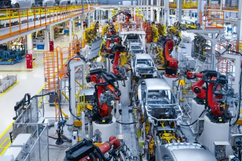 Linia produkcyjna Toyoty, gdzie roboty pracują nad montażem karoserii samochodowych, uosabiając filozofię kaizen.