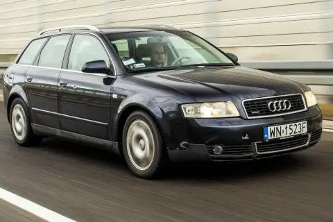 Ciemnogranatowe Audi A4 B6 2.0 benzyna kombi jedzie autostradą.