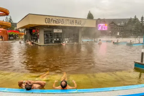Relaks w termach Słowacja blisko granicy. Ludzie kąpią się w ciepłej wodzie przy barze "Cosmopolitan".