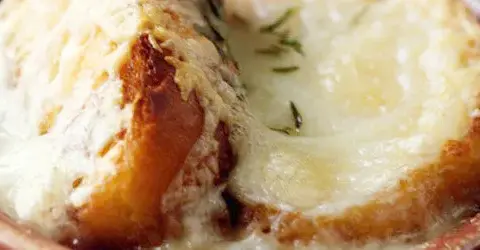 Jaki ser do zupy cebulowej doda wyjątkowego smaku i aromatu?