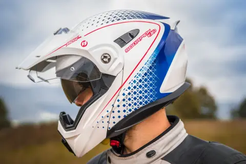 Biały kask motocyklowy Scorpion EXO z niebieskimi i czerwonymi detalami, zapięcie DD.