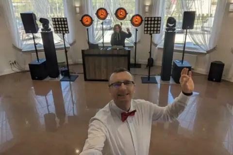Ile zarabia DJ na weselu? Przegląd zarobków i czynników wpływających