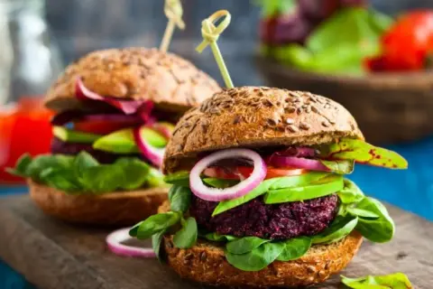 Twój idealny burger wołowy w domu: Przestań popełniać te błędy!