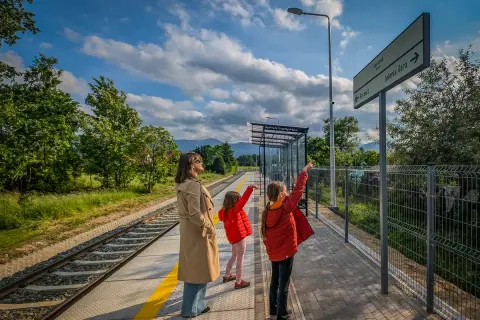 Jak szybko i wygodnie dojechać z Jeleniej Góry do Karpacza – najlepsze trasy i porady