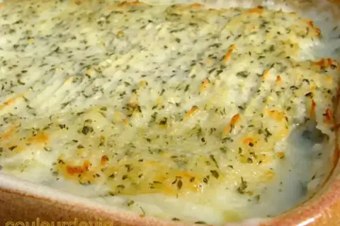 Un délicieux gratin de poisson crémeux, recouvert d'une purée de pommes de terre dorée et parsemée d'herbes.